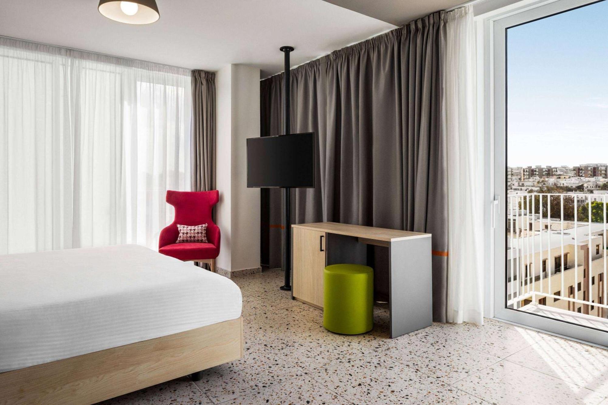Quadro Hotel, Trademark Collection By Wyndham Saint Julian's Екстериор снимка